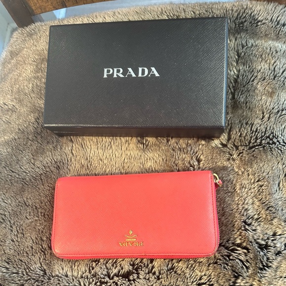 Prada Lacca Saffiano Leather Zip Around Walket - Picture 14 of 15